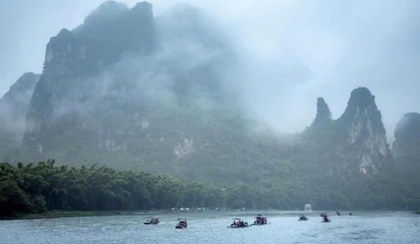漓江的景色之奇是指什么(如詩(shī)如畫、奇峰夾岸，碧水縈回)
