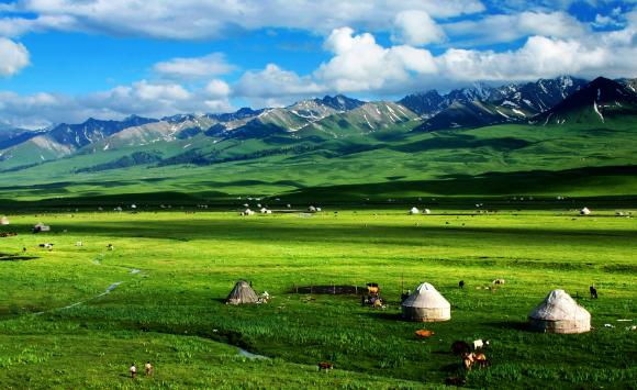 伊犁的旅游景點(diǎn)都有些什么地方？伊犁旅游最好的季節(jié)